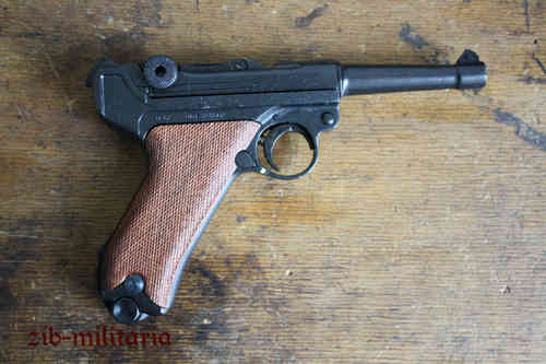 WH Luger P08 mit Holzgriffschalen, Pistole Nachbau aus Gußmetall