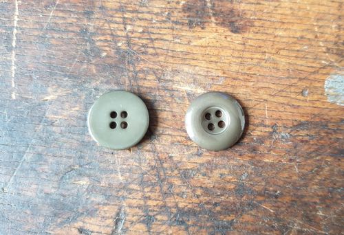 Button - plastic - 4 holes - 17.7mm - field gray - S