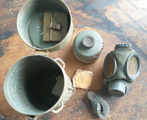 WH gas mask with container - Spanish version 2