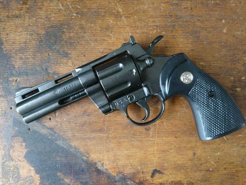 Python Revolver, 4" barrel (100-1051), Cast metal revolver defect